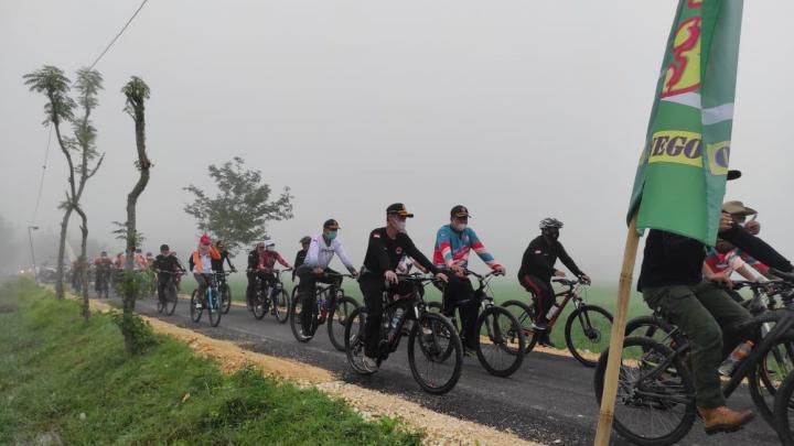  Antusias Masyarakat Ikuti Gowes Dengan Inisiasi TMMD 110 Bojonegoro